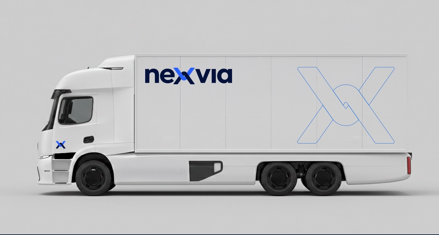 Aplicaci&oacute;n del logo Nexvia en cami&oacute;n de transporte log&iacute;stico