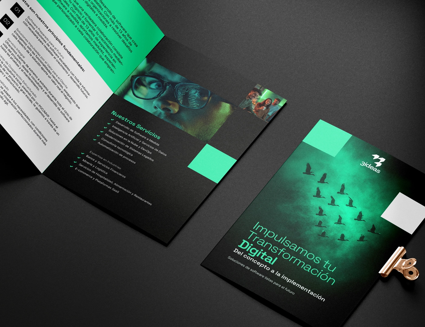 Dise&ntilde;o de d&iacute;ptico corporativo desarrollado para el proyecto de branding 3 Ideas