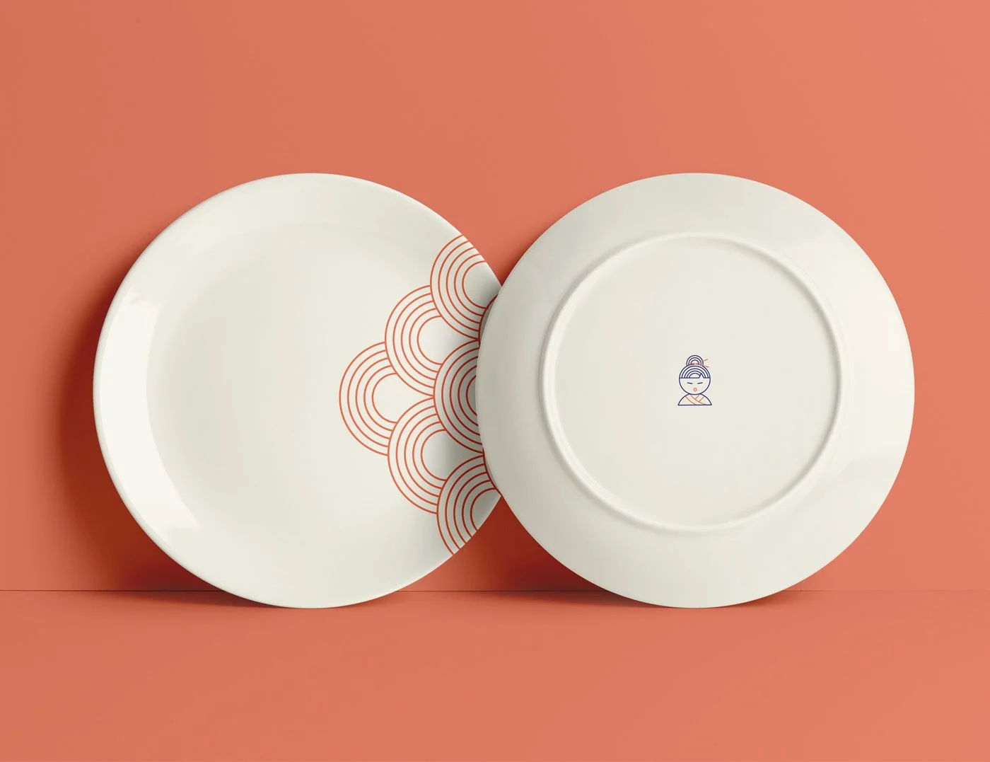 Aplicación del logo Uramaki Sushi en plato de servicio
